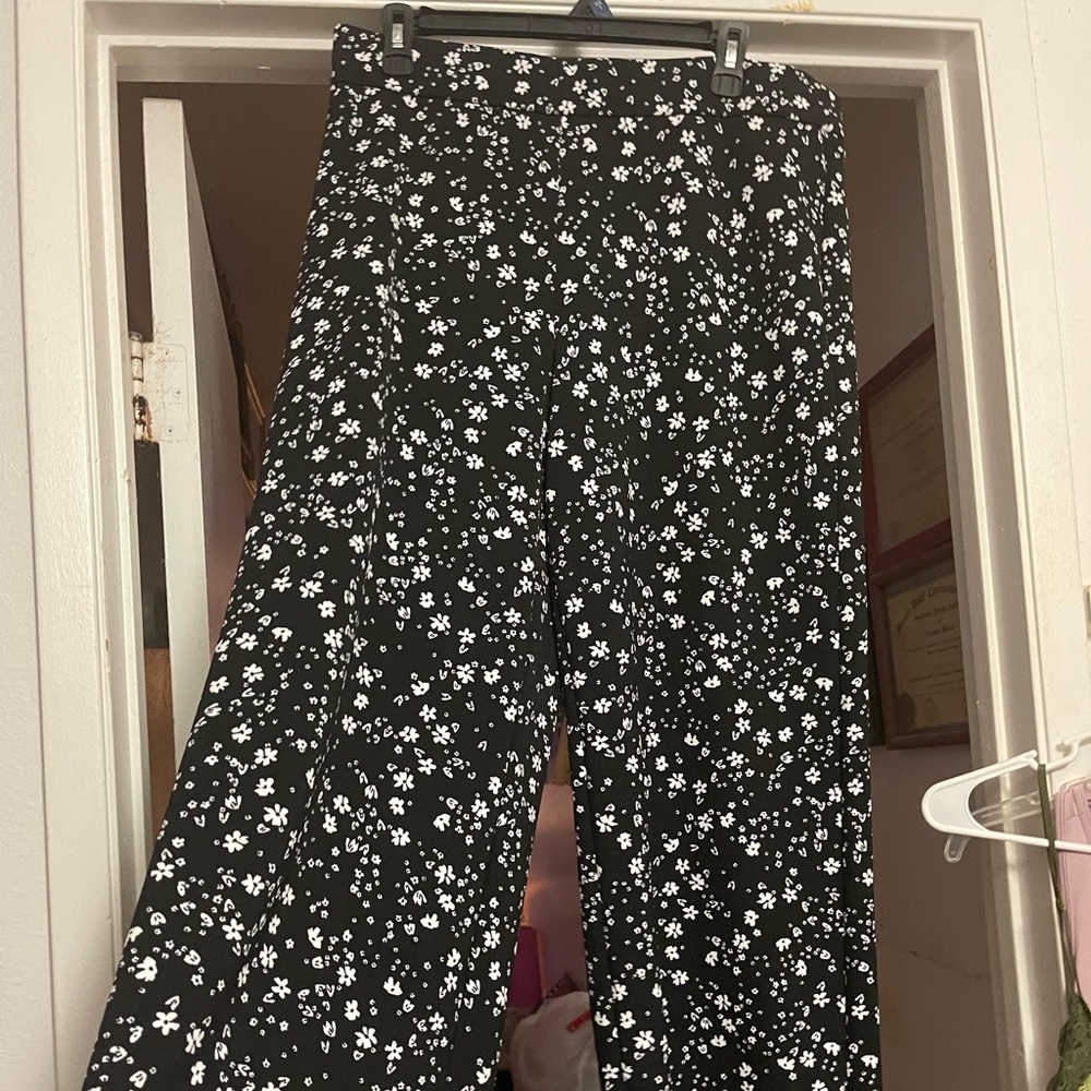 Isaac Mizrahi Black and White Floral wide pants